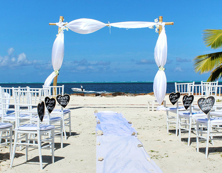 roatán beach wedding aisle